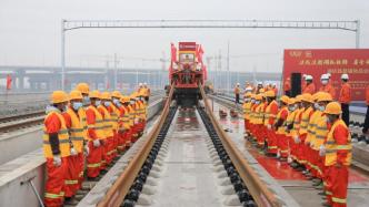 亚运会配套工程湖杭铁路开始全线铺轨，预计明年8月底建成