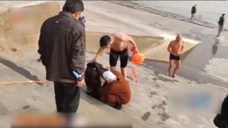 女子落水，正准备冬泳的救援队员发现后救援