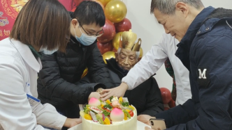 104岁“航空功臣”住院，医护人员为他策划生日会