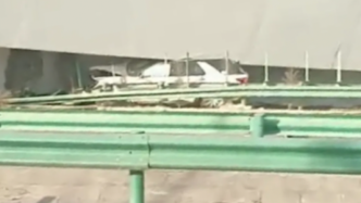 湖北高速桥面侧翻事故幸存车主：车头被砸，砸开后窗逃生