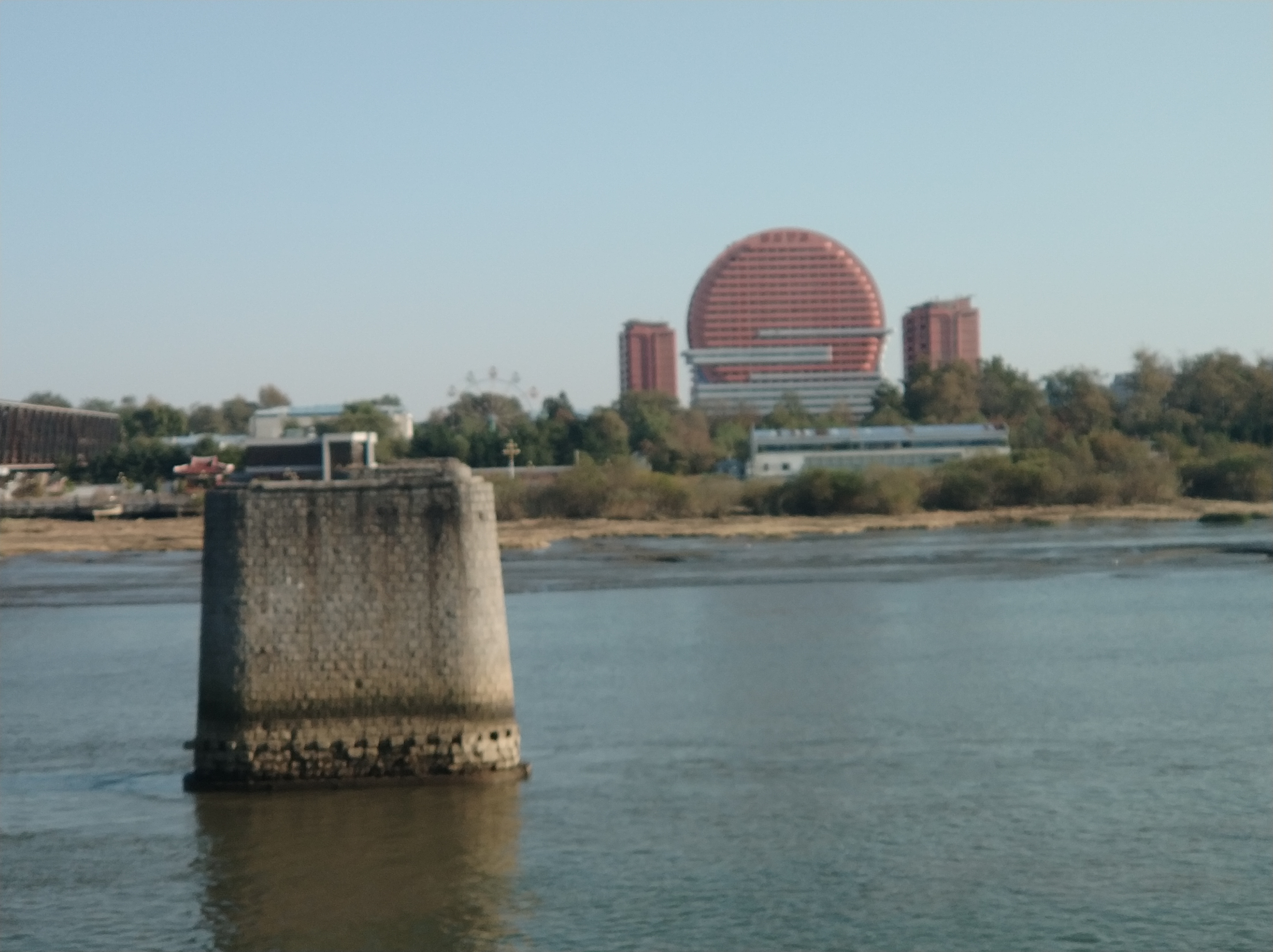 2021年10月，辽宁丹东，鸭绿江断桥景区，江对岸是朝鲜新义州的团结大厦。
