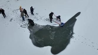 老人冒险穿行冰面掉入冰窟，附近5人合力救援