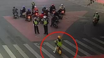桂林一女子骑共享电动车走机动车道，抓伤交警被刑拘