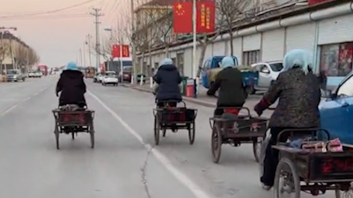 “老閨蜜”騎三輪車結(jié)伴趕集，路人稱羨慕