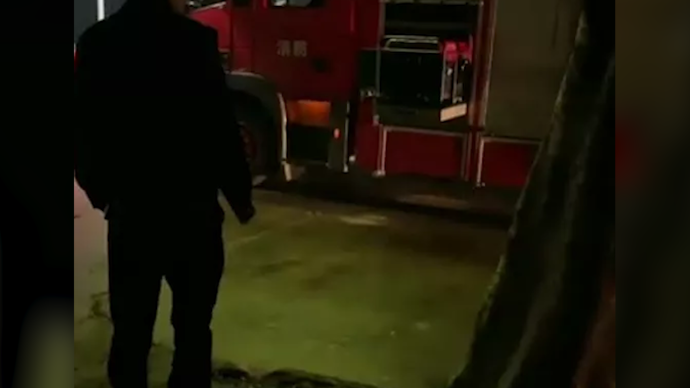 柳州一小車失控沖入河中,一人身亡