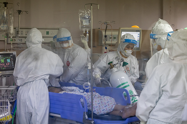 当地时间2021年12月16日,韩国京畿道,医护人员在照顾新冠患者.