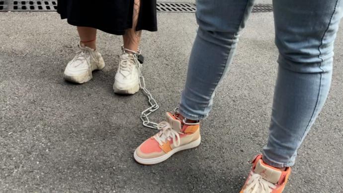 两名女子酒后玩游戏用铁链锁脚,酒醒后上门求助消防
