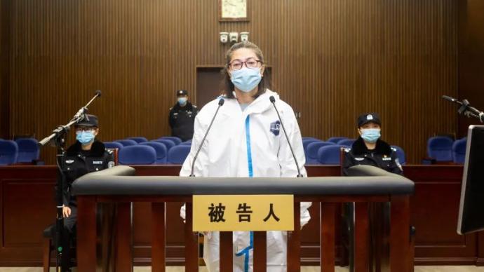 上海市奉贤区原副区长唐丽娜受审:被控受贿超2401万