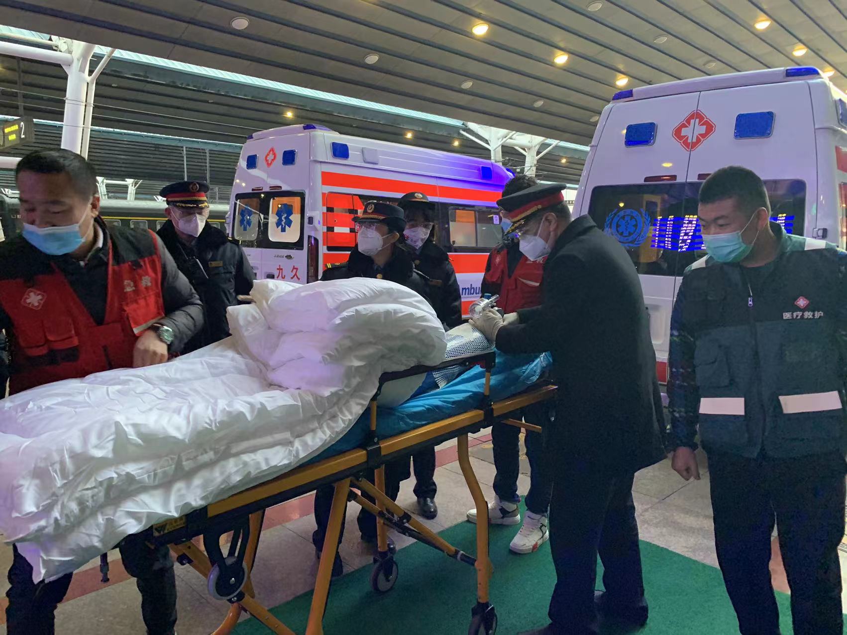 重病患儿小璟逸顺利抵京，北京交警、蓝天救援队等开道护送