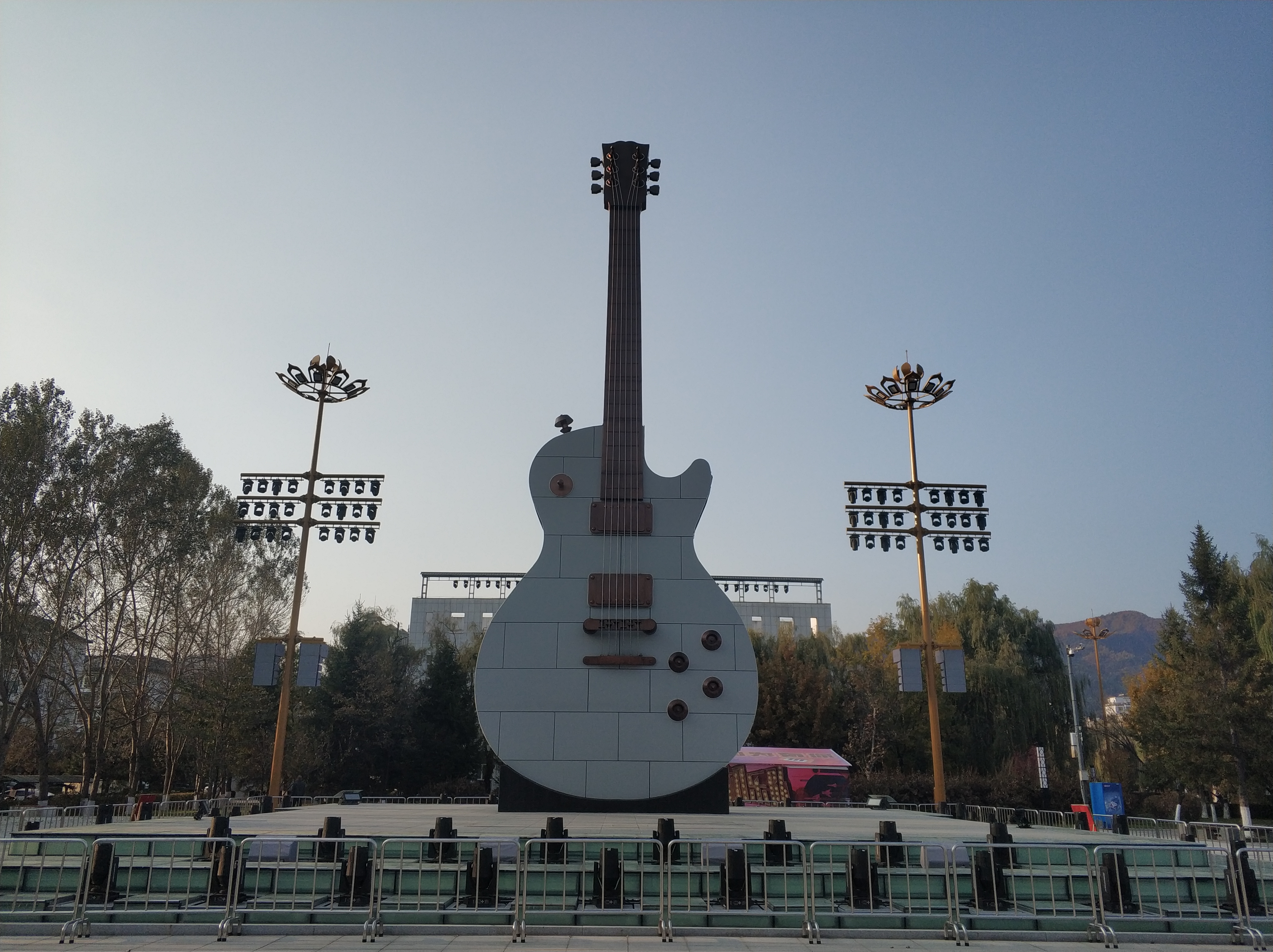 2021年10月，吉林集安，滨江休闲广场旁的“大吉他”雕塑。 本文图片均为马特图。