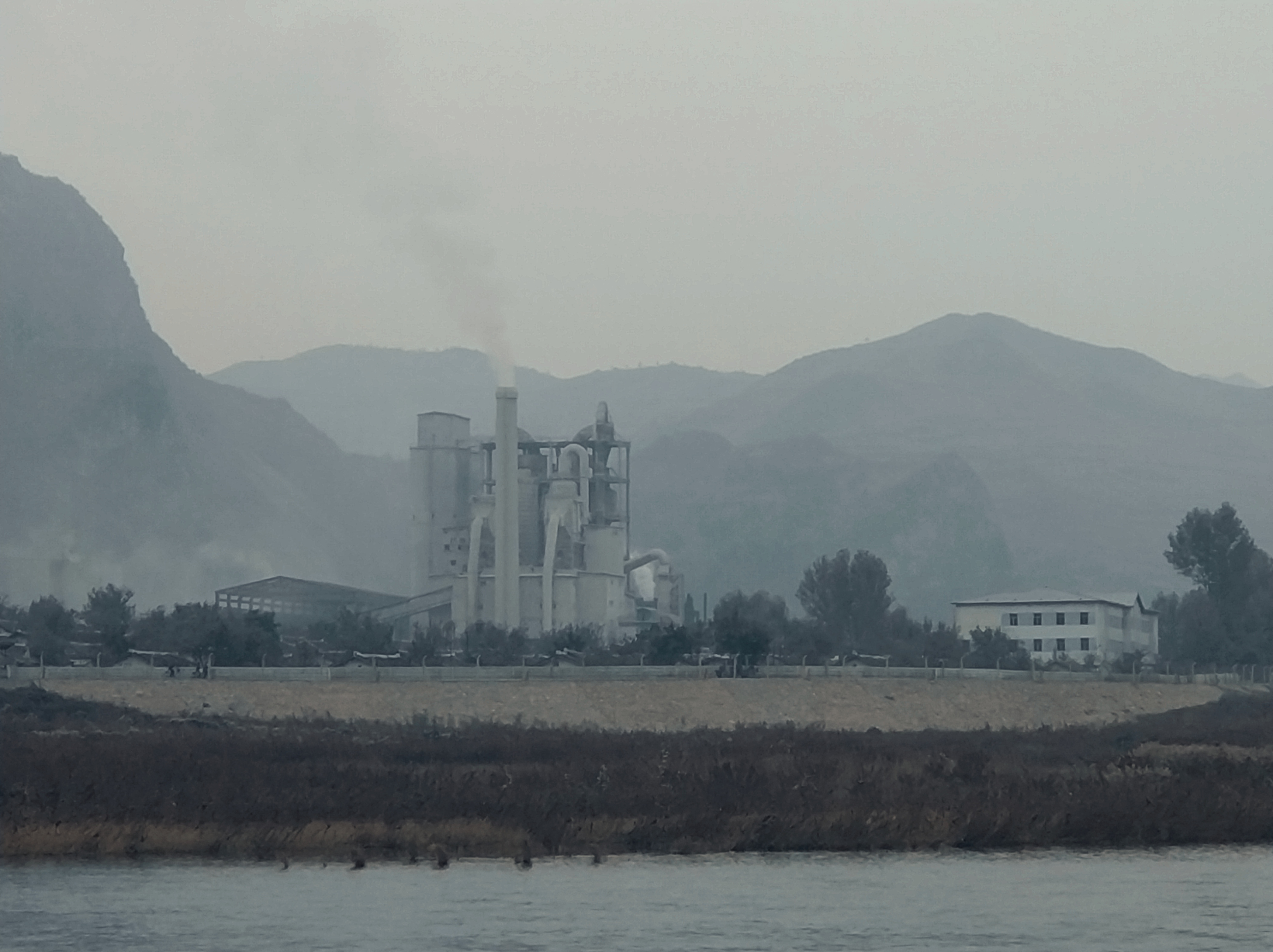 2021年10月，吉林集安，中朝界河鸭绿江对岸的朝鲜满浦市，苏联时代援建的水泥厂。