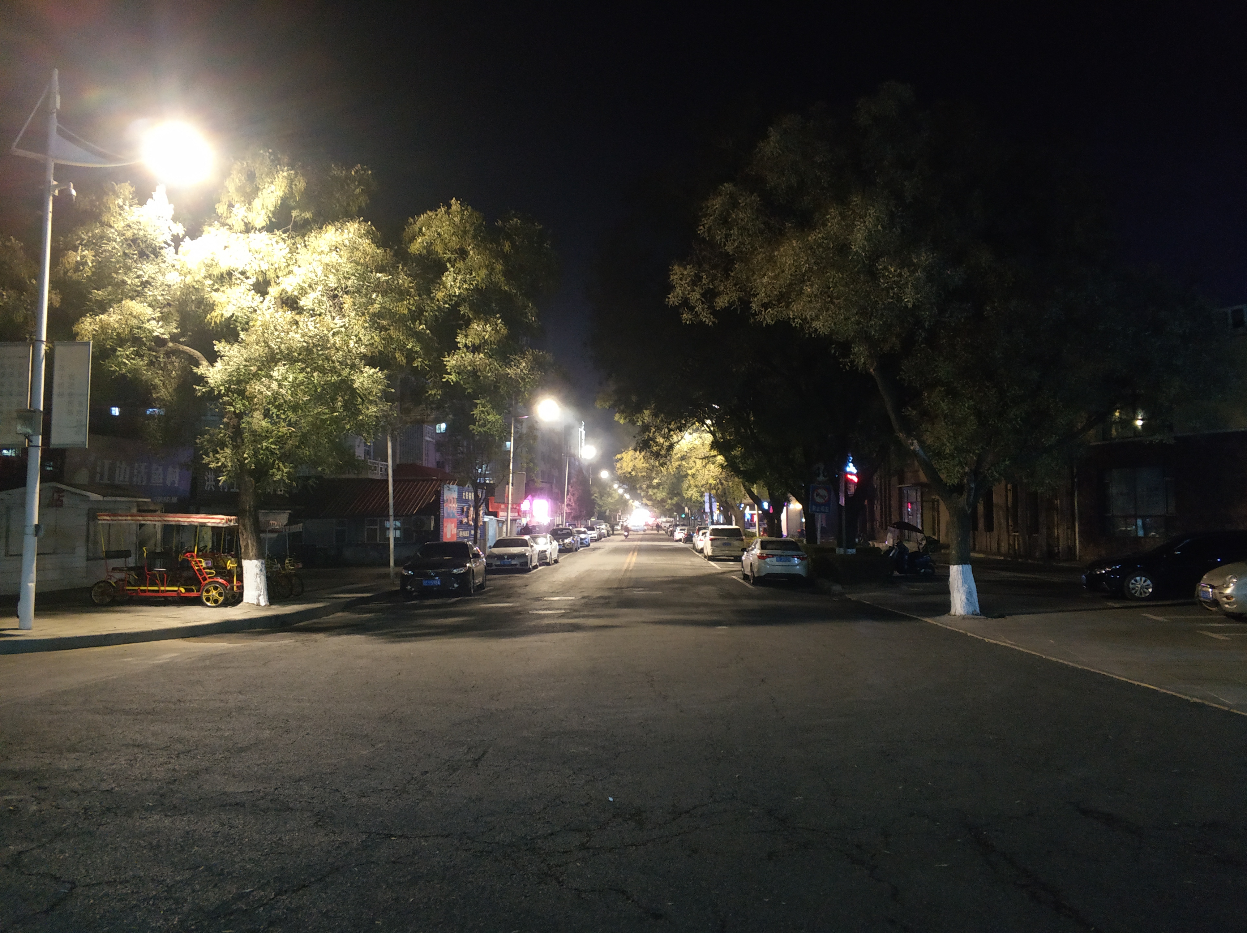 2021年10月，吉林集安，夜幕降临时，街上已经没有什么人。