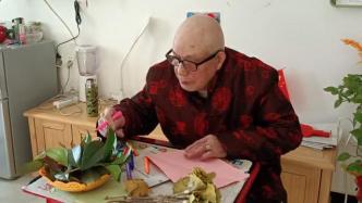 85岁老人心灵手巧，用银杏树叶做玫瑰花送邻居
