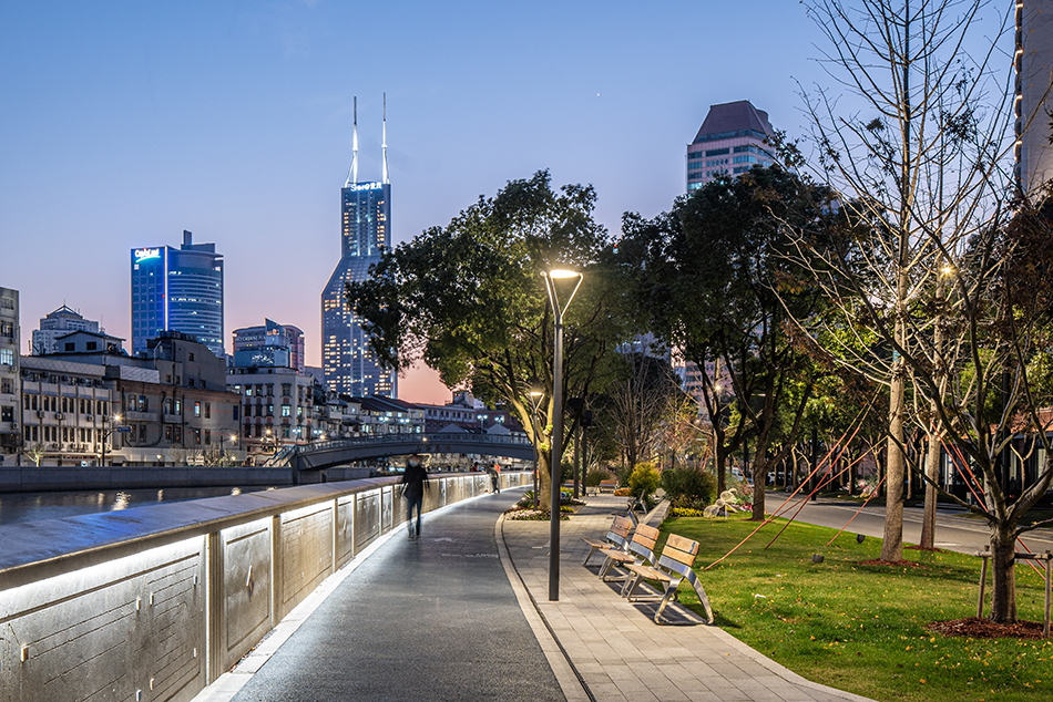 漫步河滨观赏光影魔法上海静安段苏州河今天全线亮灯