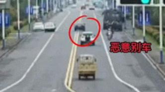江苏溧阳：两车斗气，撞飞途经摩托车骑手致人身亡