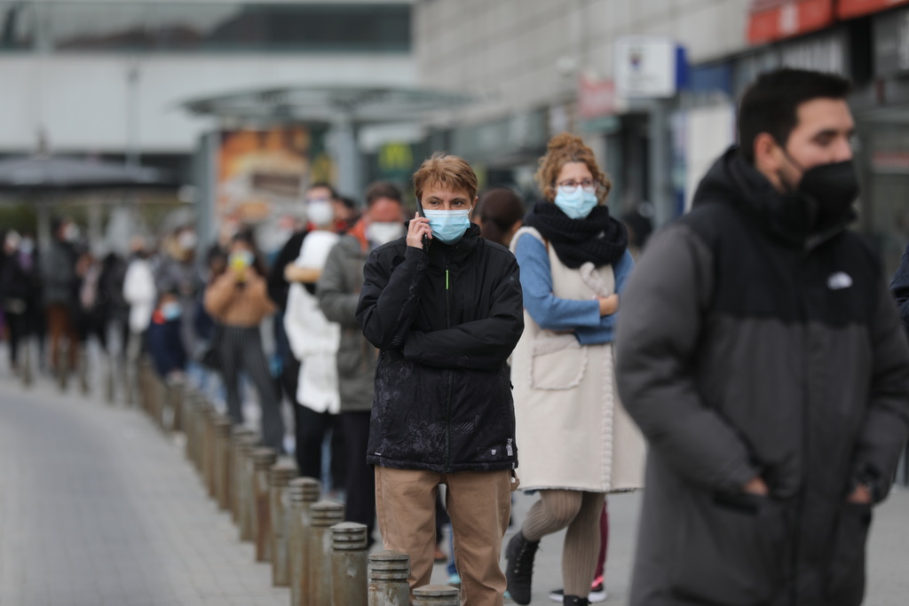 迎战第六波新冠疫情,西班牙强制在户外戴口罩当地警方表示,示威者大