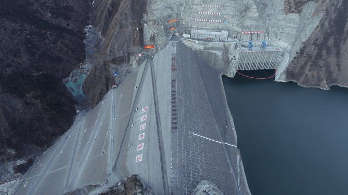 世界級高土石壩、雅礱江兩河口水電站大壩全線填筑到頂