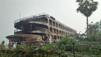 现场惨烈！孟加拉国渡轮失火致32死：船体焦黑，乘客跳河求生