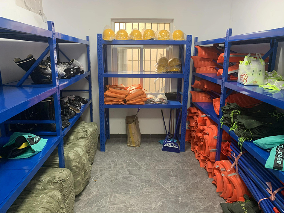 一是组织应急保障队伍,做好推雪板,铁锹,麻袋,融雪剂等应急物资储备及