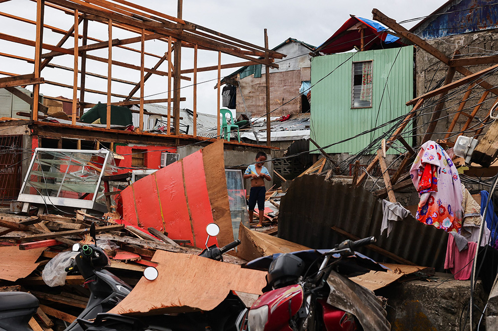 当地时间2021年12月24日,菲律宾苏里高,当地遭台风"雷伊"袭击后,一片