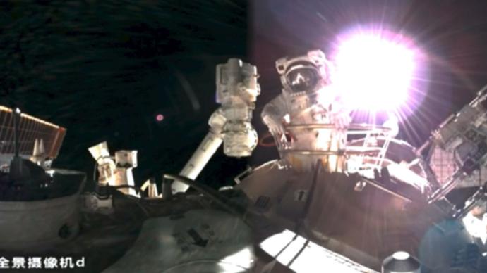 神舟十三号航天员乘组进行第二次出舱活动，叶光富率先出舱