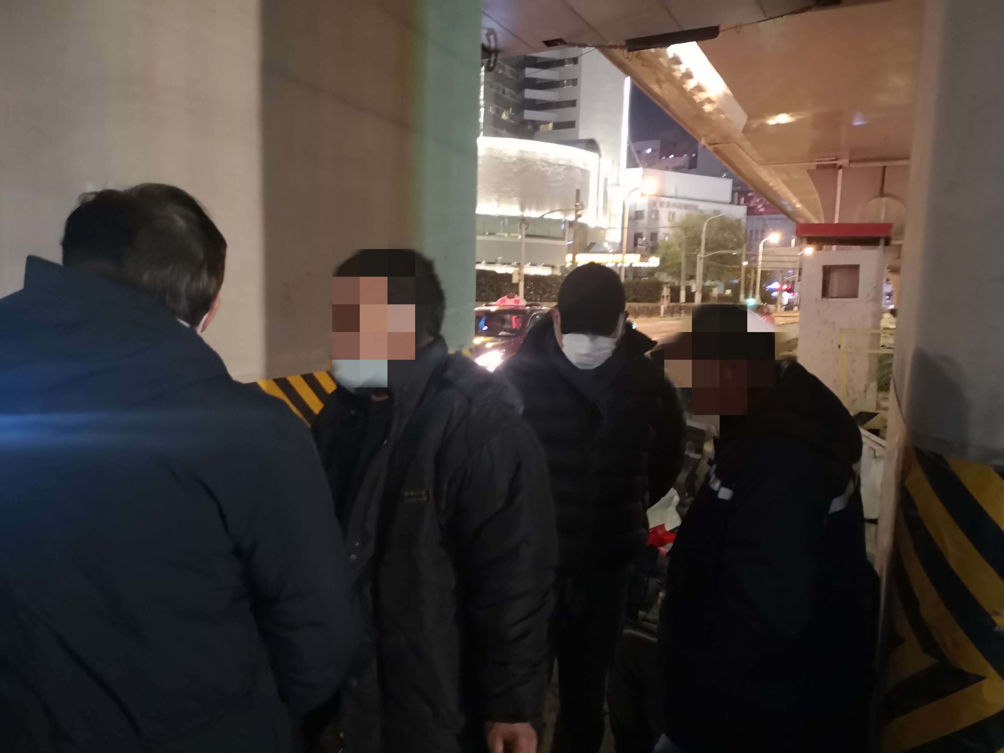 12月26日晚,上海火车站附近的一处高架桥下,有工友打算在此过夜,工作