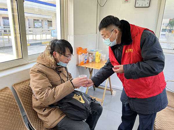 2021年12月27日早上,上海市民丁先生在温馨小屋内喝热茶.