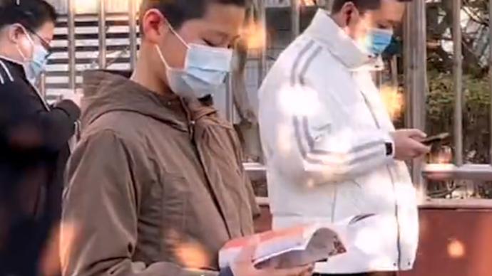 西安一小男孩邊排隊(duì)測(cè)核酸邊淡定看書(shū)