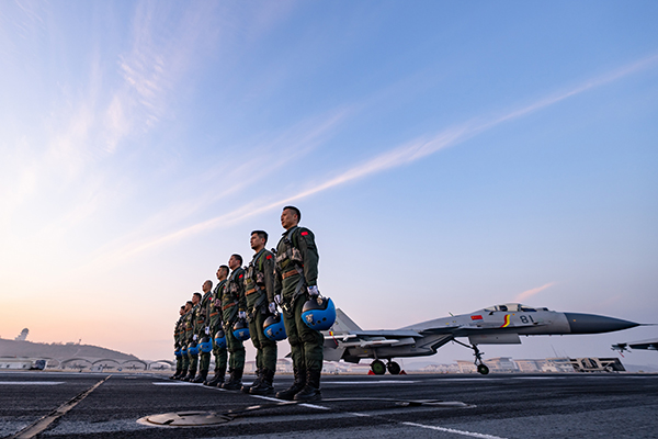 海军航空大学某基地舰载机飞行教官群体（12月11日摄）。新华社 图