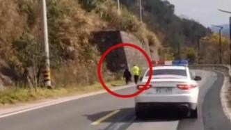 隧道內老人蹣跚獨行拒絕民警靠近，民警尾隨一個多小時護送
