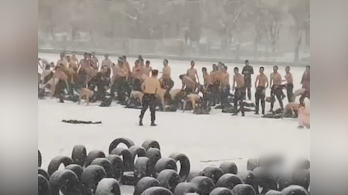 警校冬日訓練，男生大雪天赤膊上陣