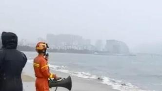 海南三亚：老人台风天下海游泳，消防员多次喊话劝其上岸