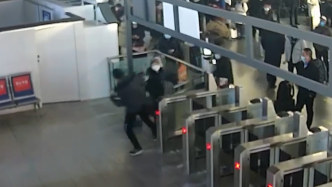 男子火车站内暴力“闯关”还殴打工作人员，已行拘！