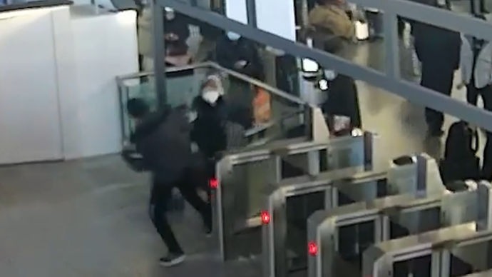 男子火车站内暴力“闯关”还殴打工作人员，已行拘！