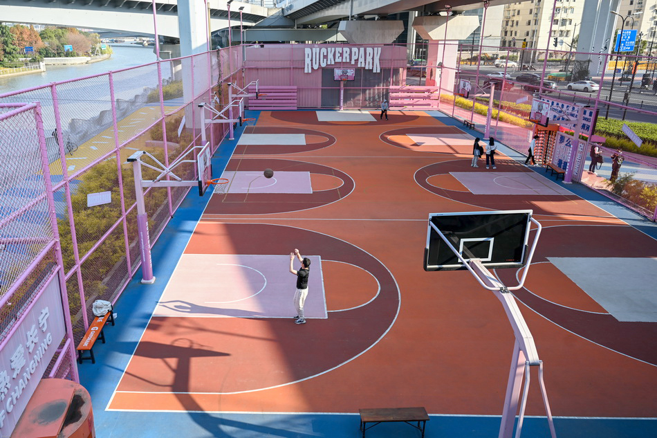 2021年12月3日,苏州河中环立交桥段篮球场,王先生在练习投篮.