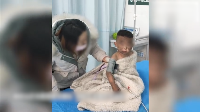 男孩用打火機點被子把家燒了被熏成“小黑娃”