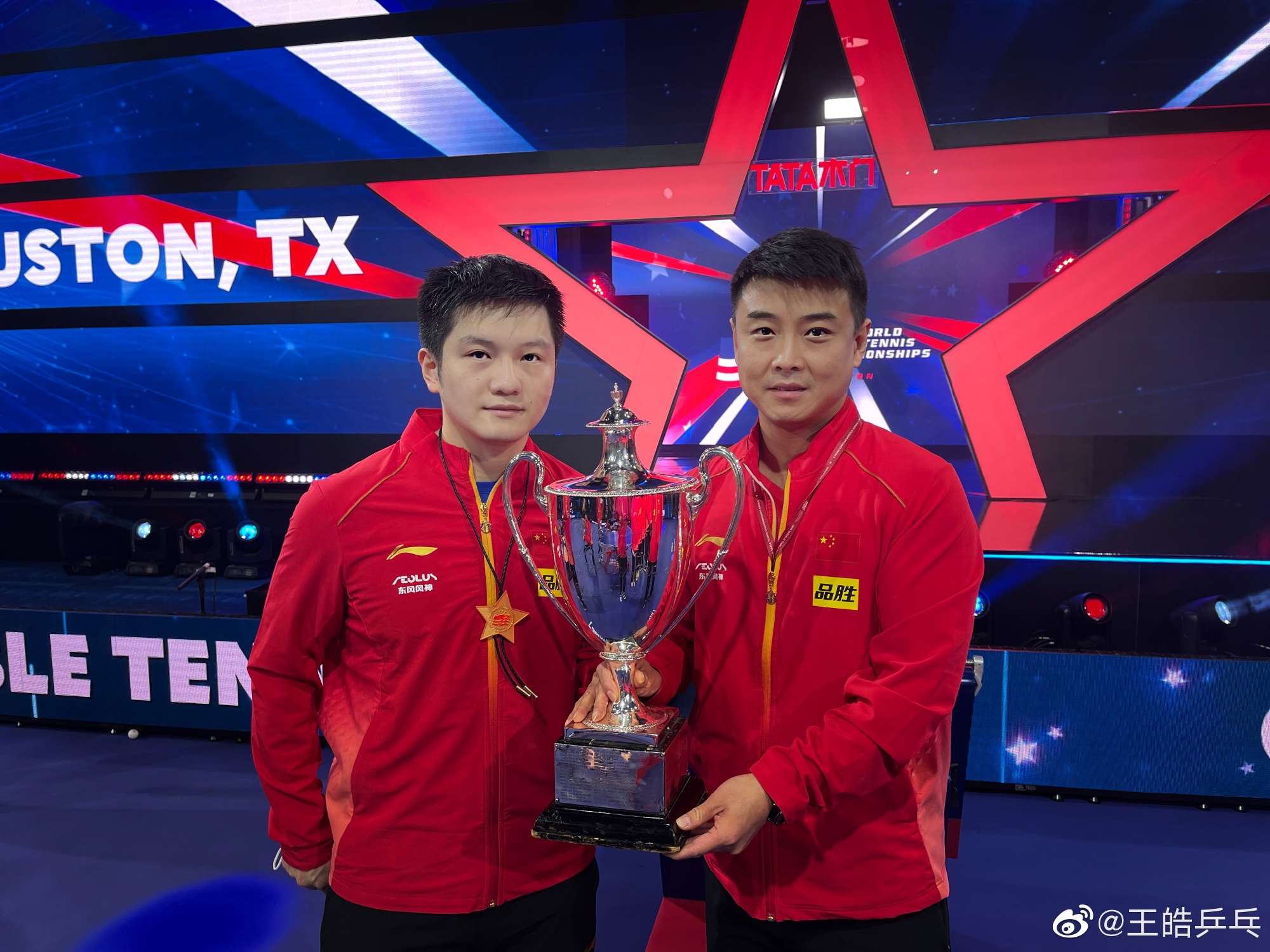 王皓和弟子樊振东捧起世乒赛冠军奖杯。