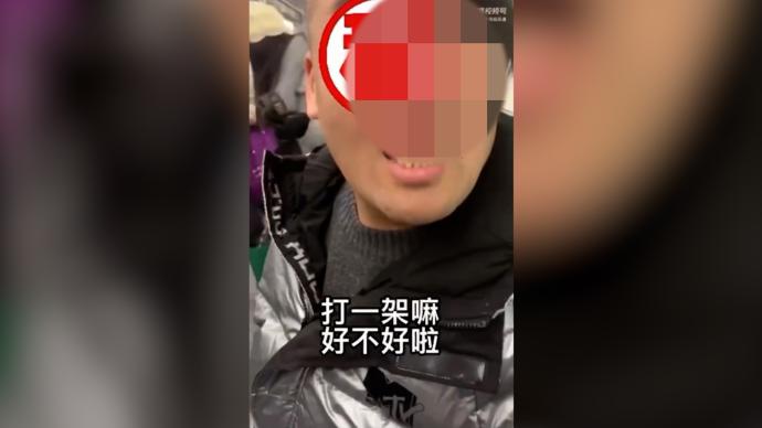 上海地铁回应一男子不戴口罩还骂人：涉嫌违法