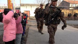 战士拉练路过小学，孩子们沿途敬礼致意
