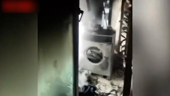 業(yè)主將電吹風(fēng)開一夜給陽臺(tái)水管“保暖”,結(jié)果把洗衣機(jī)燒著了