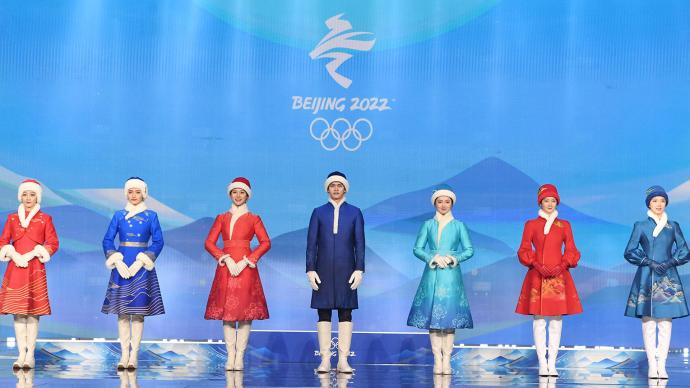 北京冬奧會和冬殘奧會頒獎禮儀服發布，靈感來自瑞雪、祥云