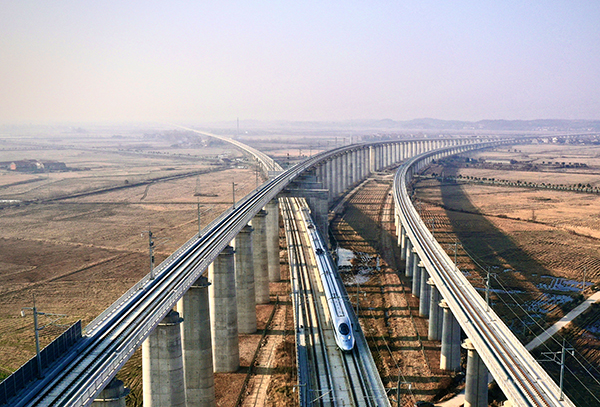 2021年12月30日，江西九江，一列动车组行驶在安九高铁黄梅至庐山区段。人民视觉  图
