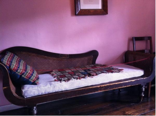 华兹华斯诗里的卧塌，铺在上面的彩色盖毯为多萝西缝制，鸽舍，摄于2014年4月。