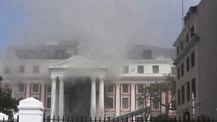 南非议会建筑在火灾中受损严重