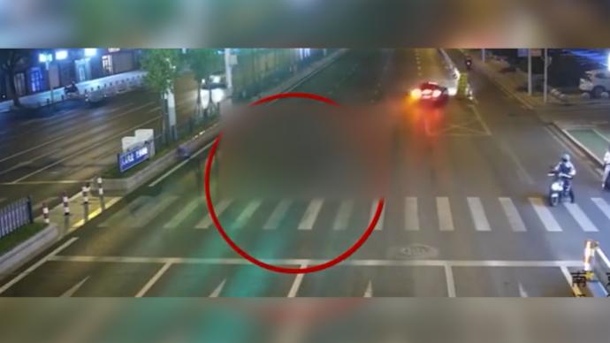 南京一外卖员闯红灯，被超速法拉利“撞飞”
