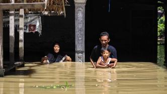 早安·世界｜印尼亚齐省发生洪涝灾害，居民洪水中撤离