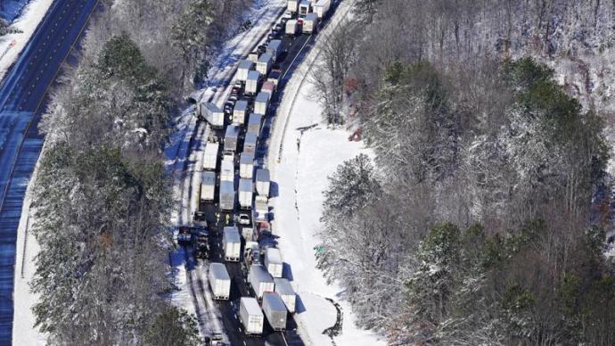 美数百辆车因暴风雪被困高速路，参议员花27小时开到国会