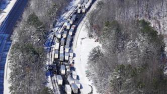 美数百辆车因暴风雪被困高速路，参议员花27小时开到国会