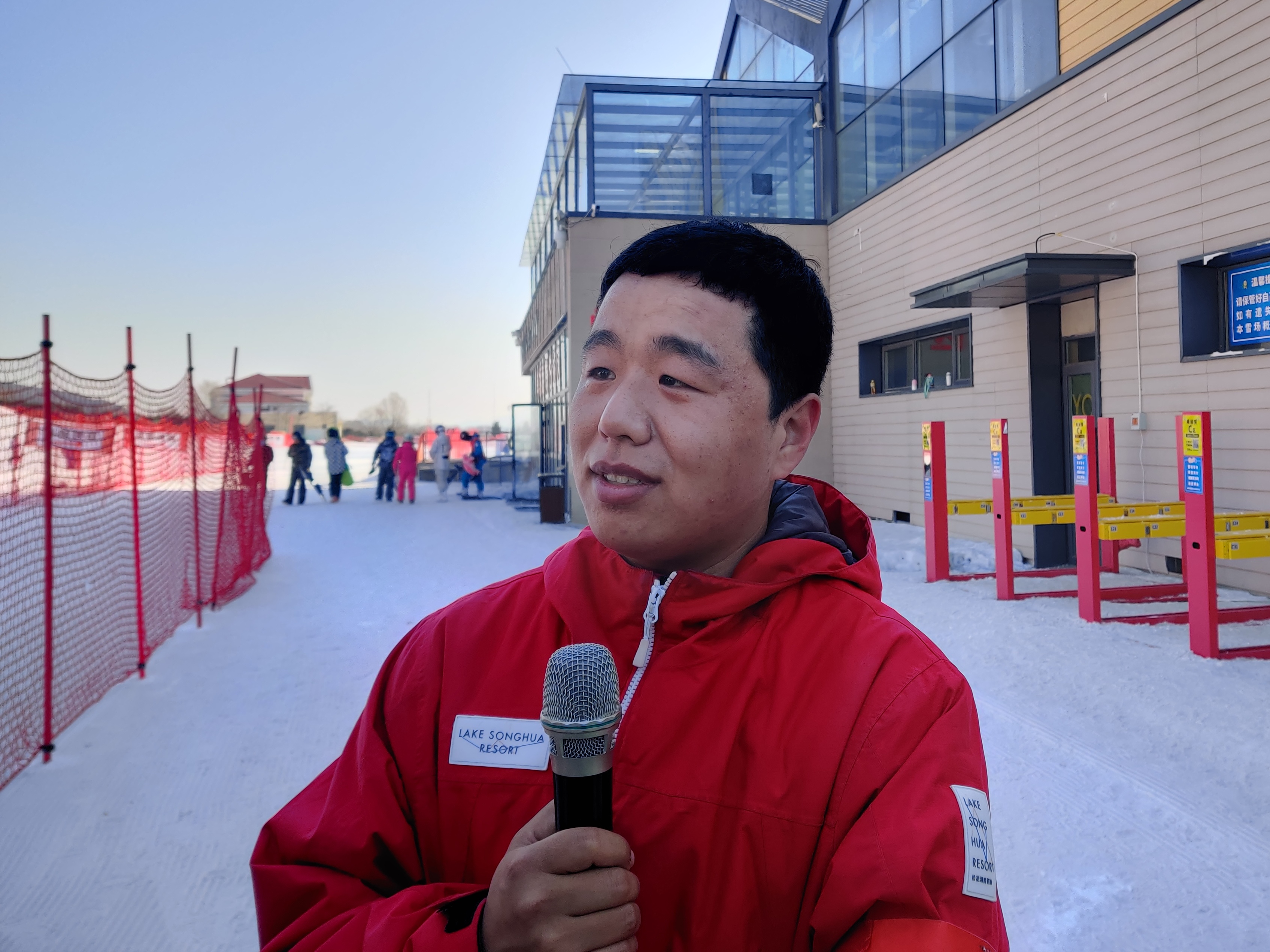 赵冰接受媒体采访.