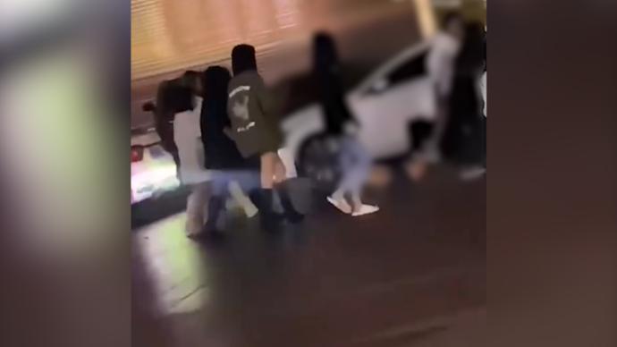 女生和他人撕打后被当街拖行，派出所介入调查